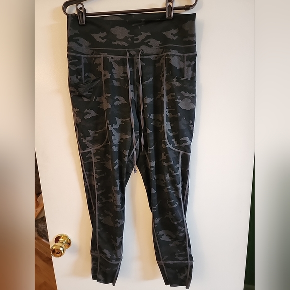 Fabletics Joggers Pants - Picture 2 of 9